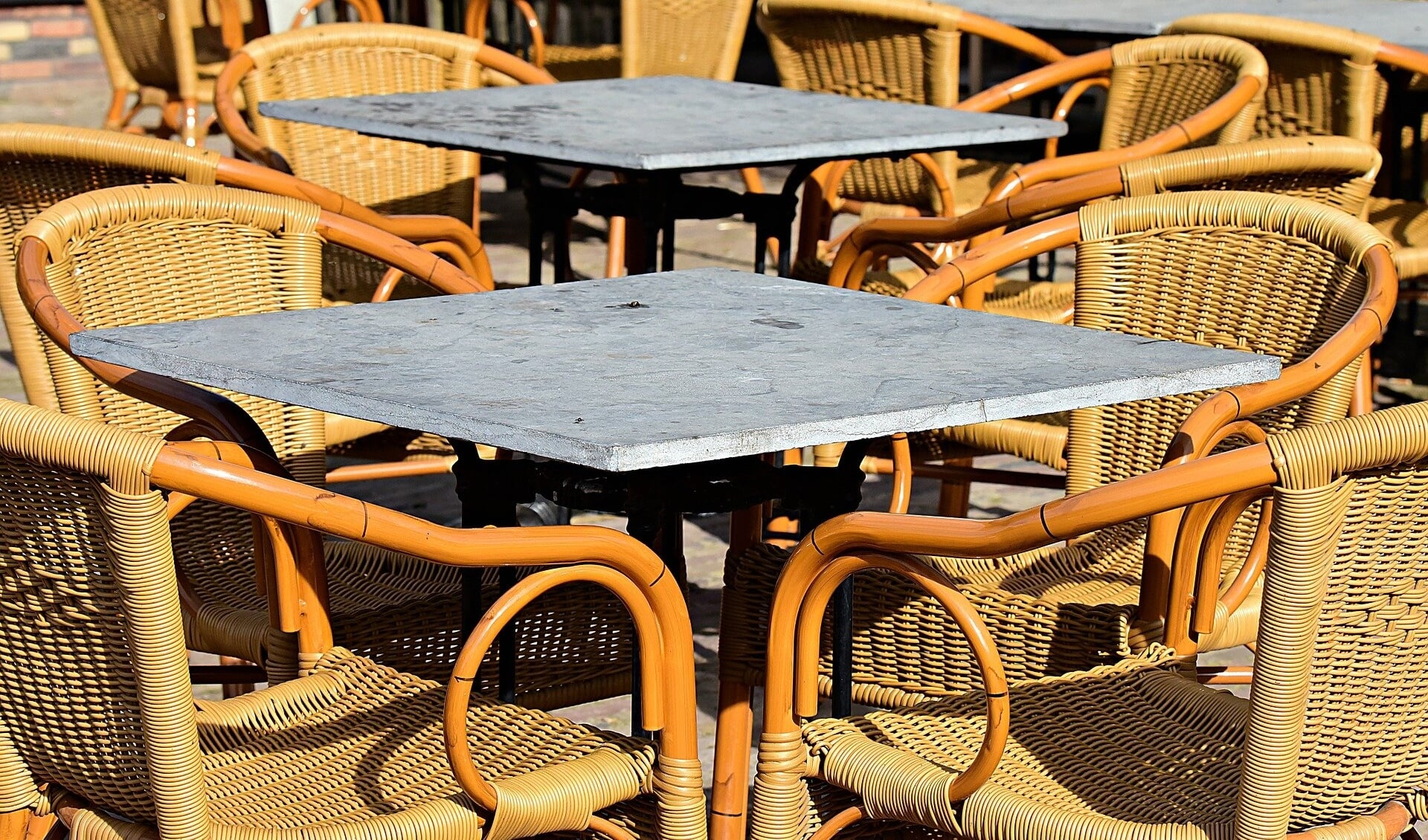 In de nieuwe situatie zullen de tafels niet meer zo dicht bij elkaar staan.
