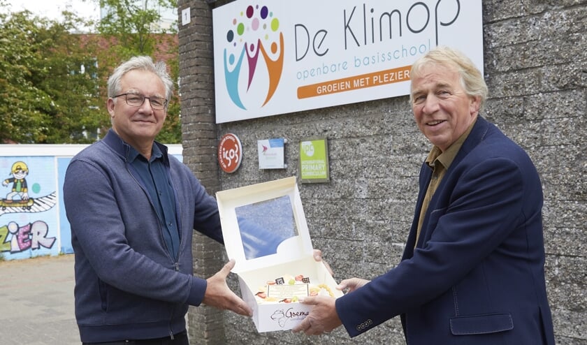 Wethouder Ron de Haan (gemeente Castricum) overhandigde op donderdag 14 mei taart en bloemen aan de heer Huting van basisschool de Klimop. Net als alle basisscholen en kinderopvanglocaties in Castricum ontving de Klimop de taart en de bloemen van gemeente Castricum. Als gebaar van dank en waardering. Vanwege de bijzondere en flexibele inzet van docenten en kinderopvangmedewerkers tijdens de coronasituatie. Samen houden we het coronavirus onder controle.