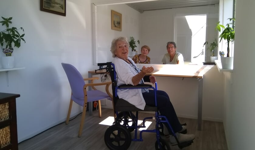 Mevrouw van Tricht mocht als eerste bezoek ontvangen in de 'babbelbox'.