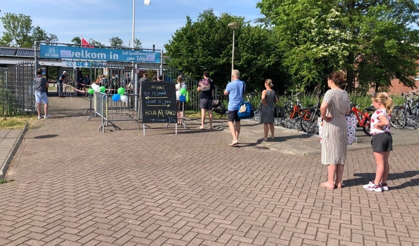 De eerste zwemmers van het seizoen zijn er klaar voor.