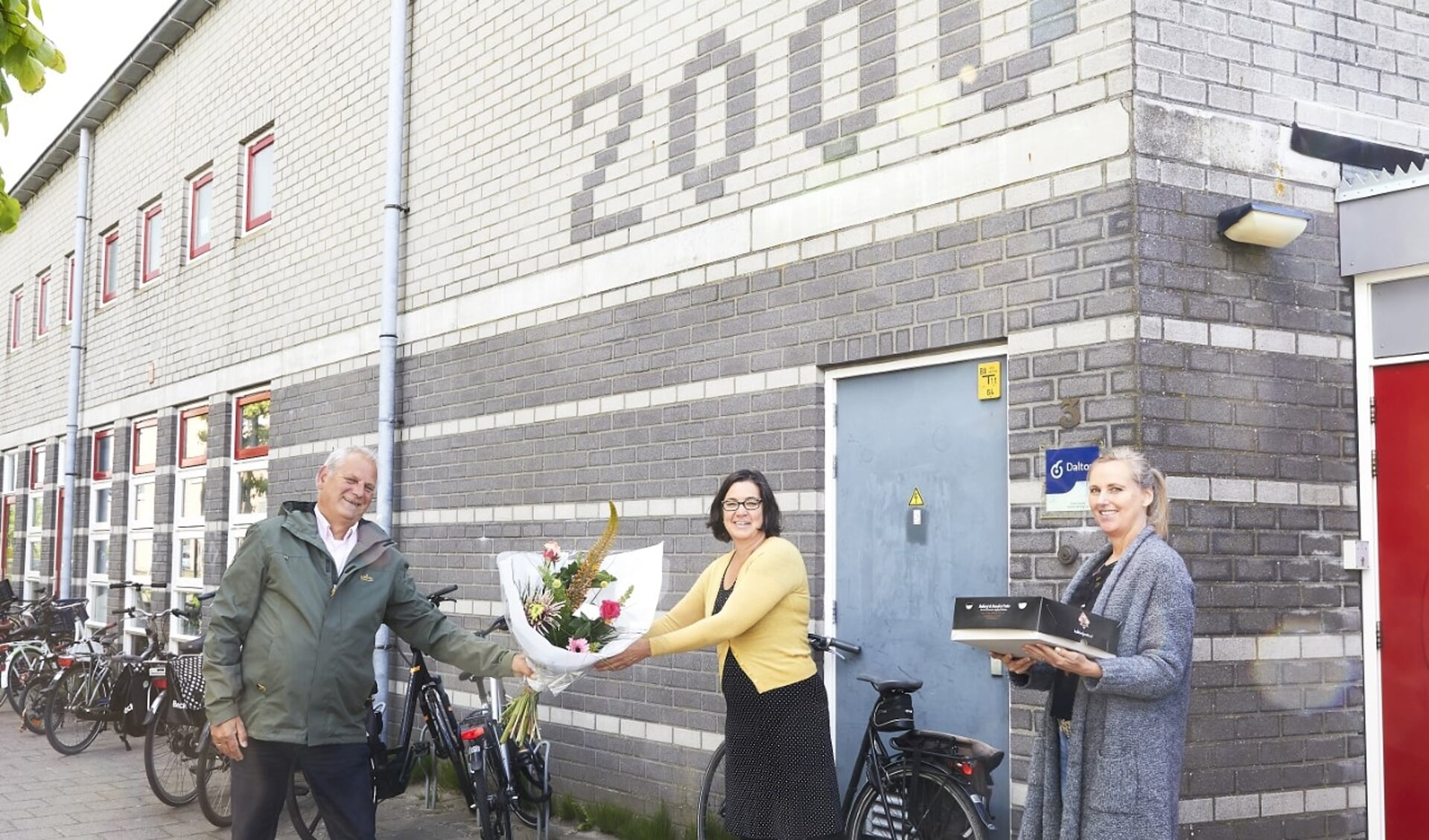 (VLNR): Cees Beentjes Uitgeest), Carola van der Eng (directeur de Wissel) en Linda Zuidervaart (pedagogisch medewerker kinderopvang de Speeltuin).