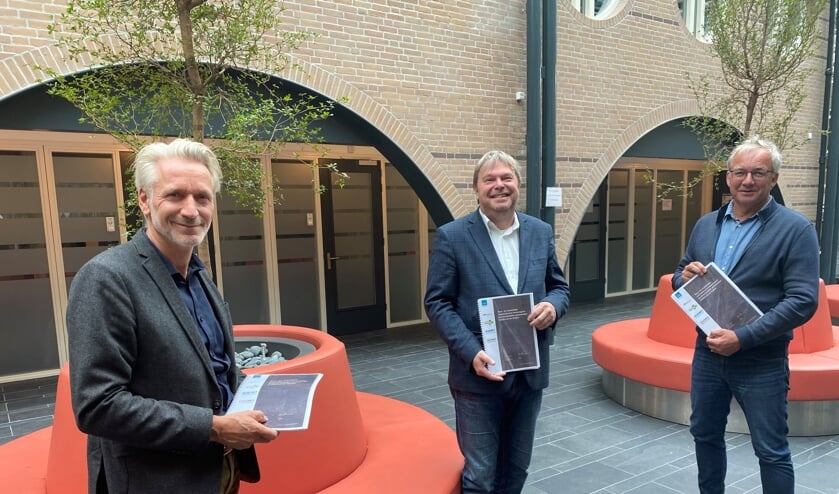 V.l.n.r: Vincent Thijssen, Rob Opdam en Ron de Haan met de getekende overeenkomst.