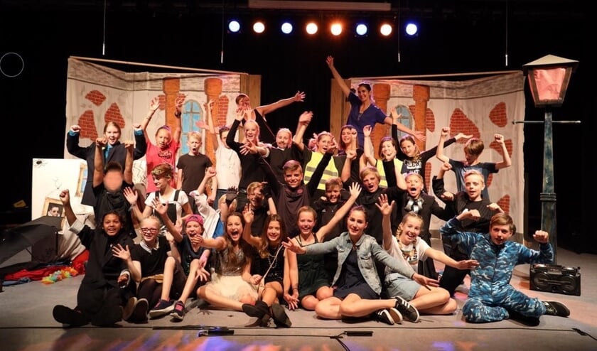 Groep 8 van de Binnenmeer in vol ornaat tijdens de voorbereiding.