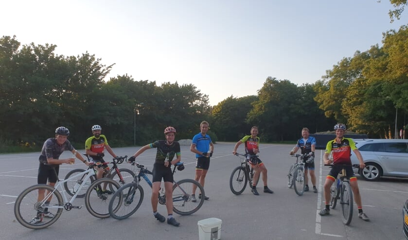 De saamhorigheid bij de mountainbikers is groot.