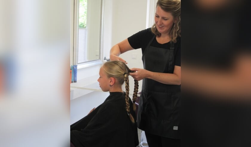 Brenda van Solo Haarmode knipt Julians haar.