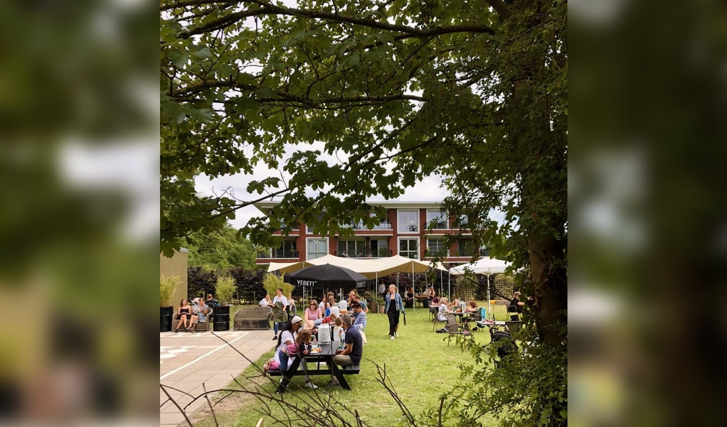 Het is goed toeven op het terras van het Groene Strand Alkmaar.