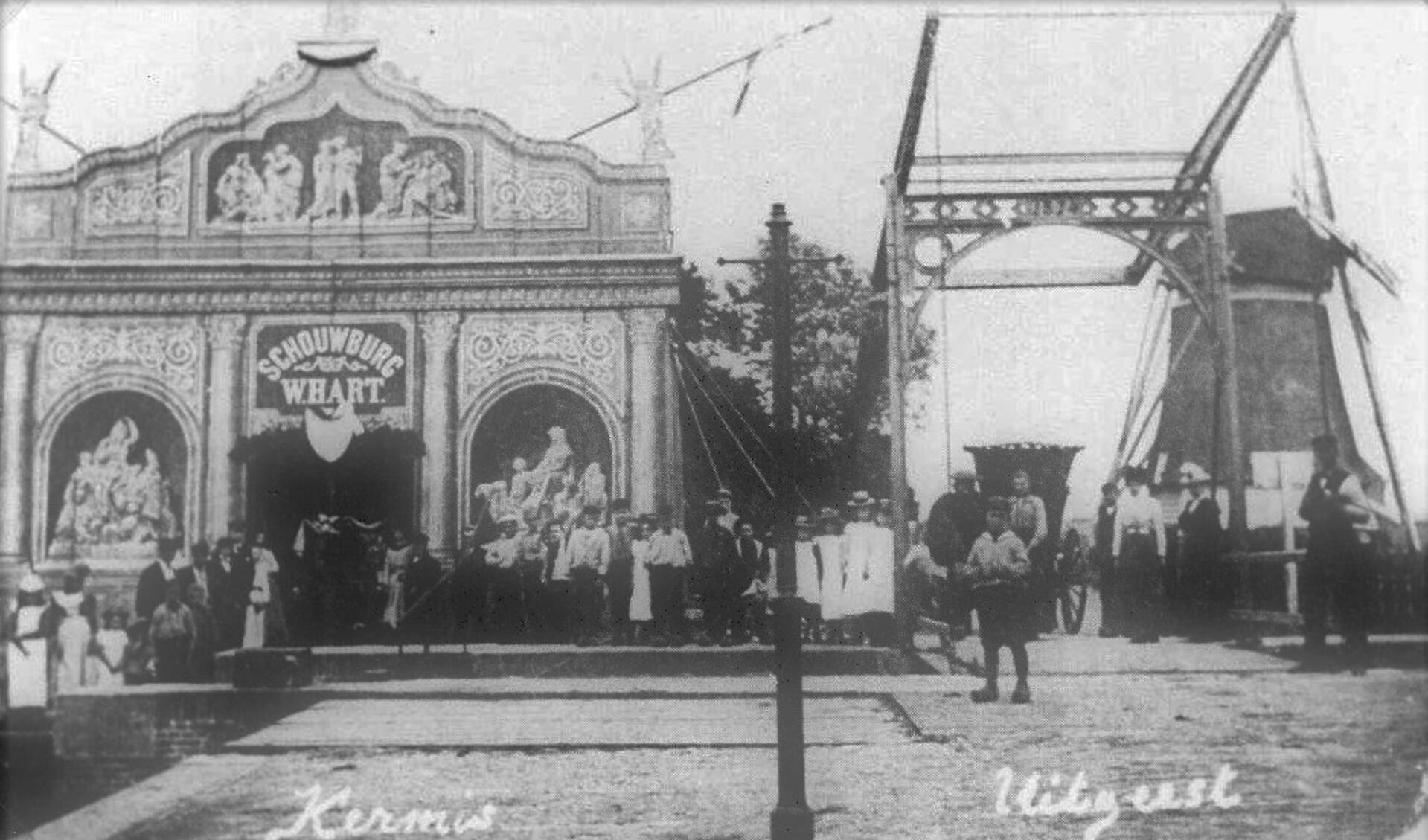 Links de schouwburg van Willem Hart, aan de oostkant van de sluis. Rechts ervan de ophaalbrug over de sluiskom en erachter meelmolen De Krijgsman (1902). 