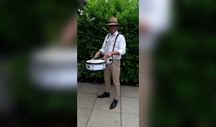 Fred Knijn in het kostuum van Drumdemand.