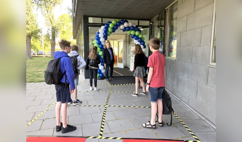 Directeur Rob Baltus ontving de leerlingen persoonlijk bij de entree van de school.