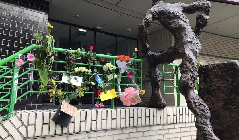 Bloemen bij de ingang van het gemeentehuis in Heiloo.