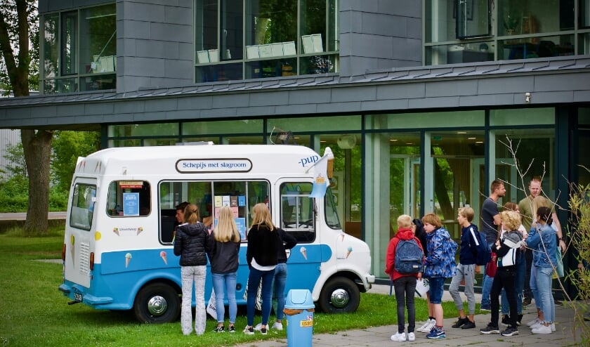 Tweedeklassers halen een ijsje bij IJsExpressHeiloo.