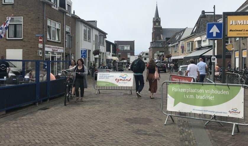 Braderie Egmond aan Zee gaat door, ondanks toename coronapatiënten in gemeente.