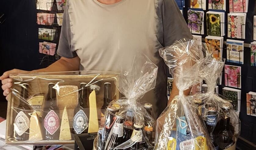 Egbert Schoonhoven van de hobby- en kaartenkraam.