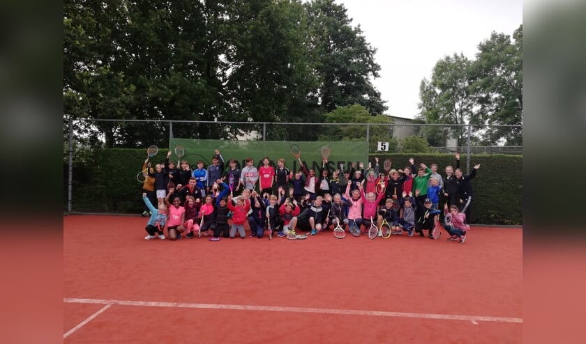 Zowel de deelnemers als de leiding hebben genoten van het zomer jeugdtennisweekend.