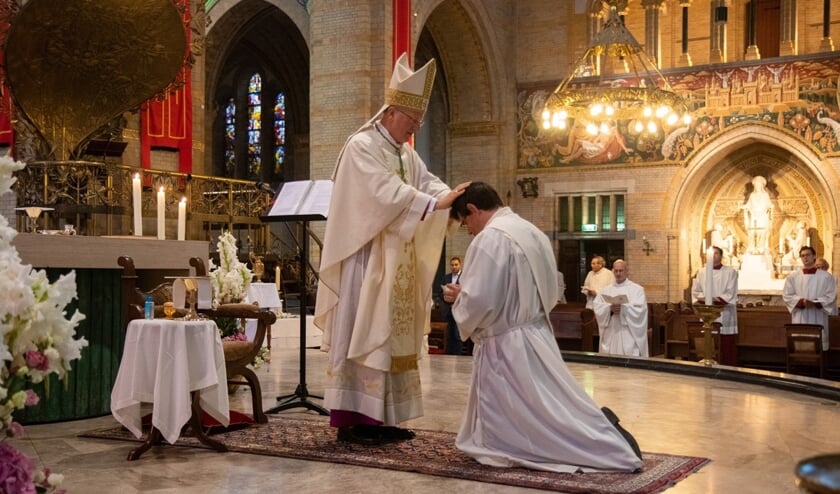 Diaken tot priester gewijd.