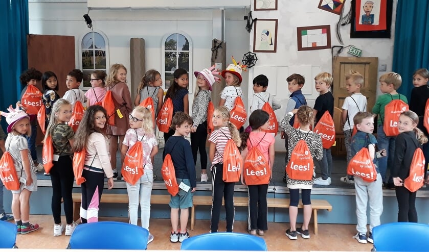 Deze kinderen kunnen lekker lezen in de vakantie.