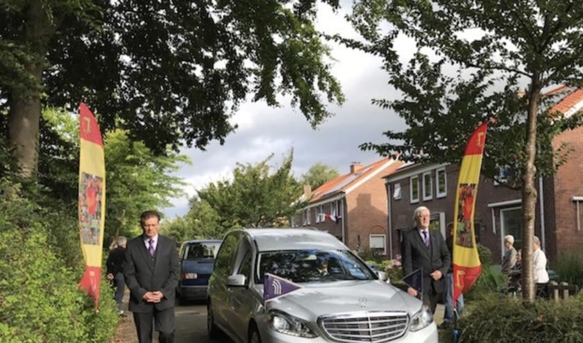 Theo Molenaar rijdt voor laatste keer zijn Butterlaan uit.