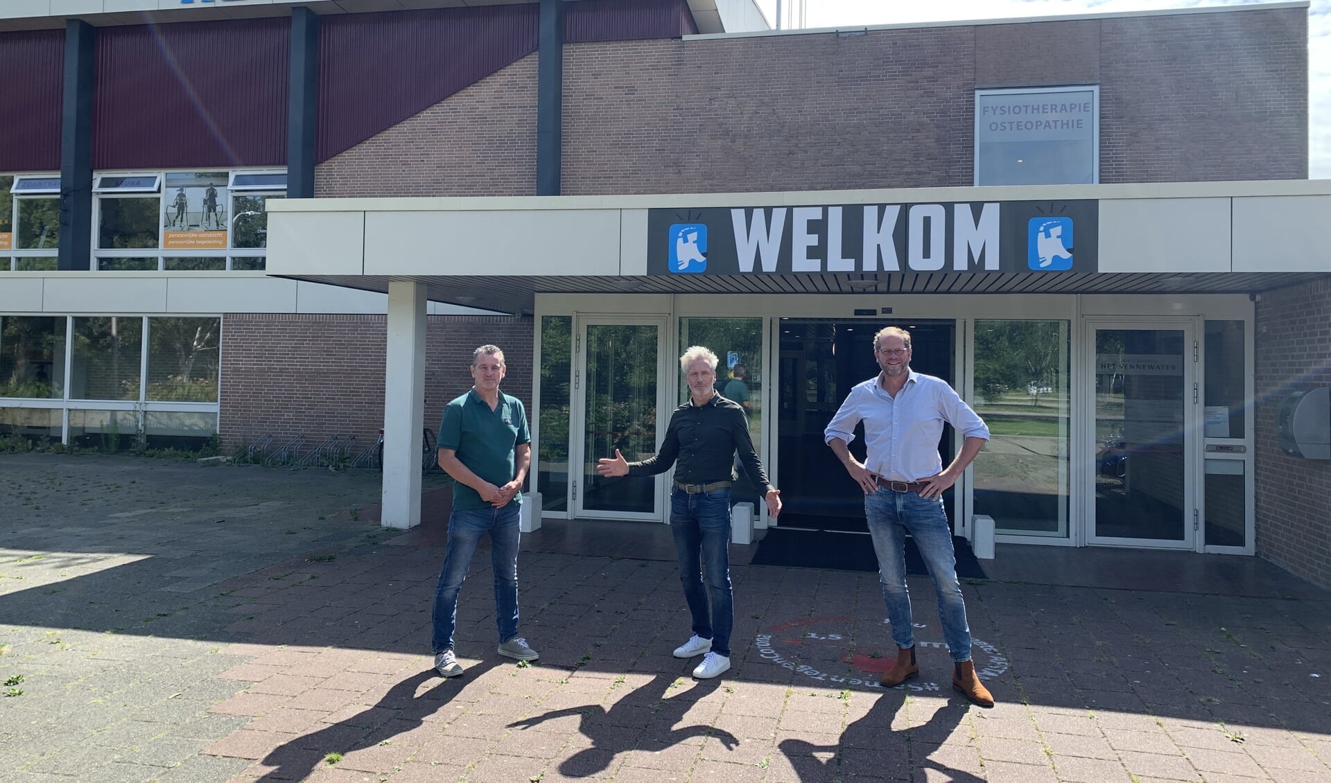 Vincent, Peter en Walter bij Sporthal Het Vennewater in Heiloo. 