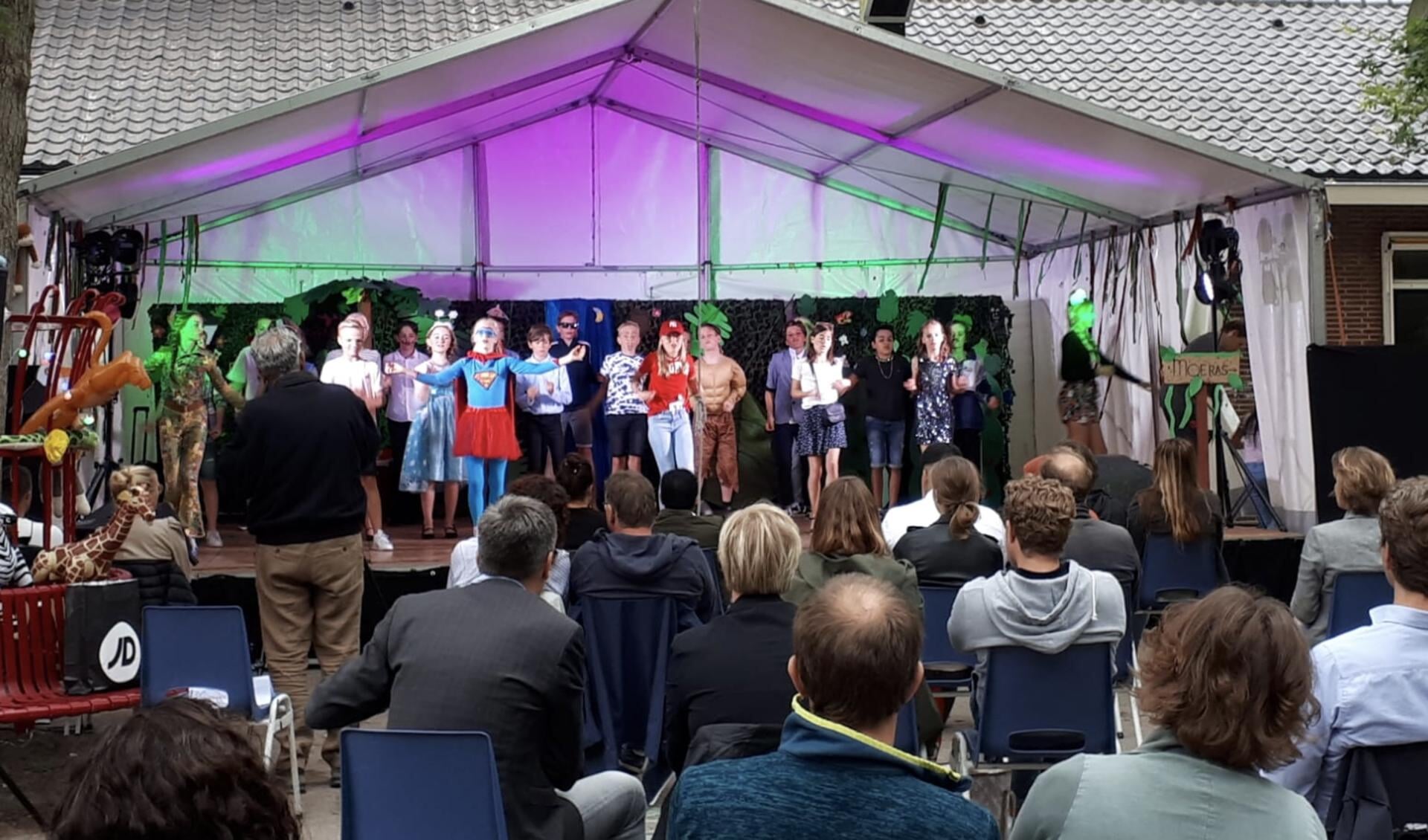Radboudschool geeft hun eindmusical op het schoolplein