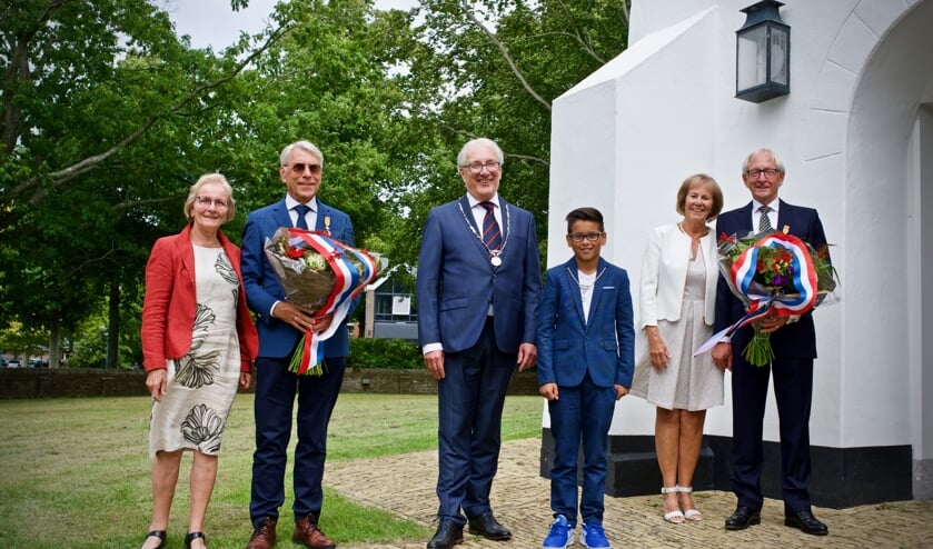 Links van burgemeester Romeyn de heer van der Starre met zijn vrouw, rechts van hem kinderburgemeester Jayden en daarnaast mevrouw en mijnheer Tros.