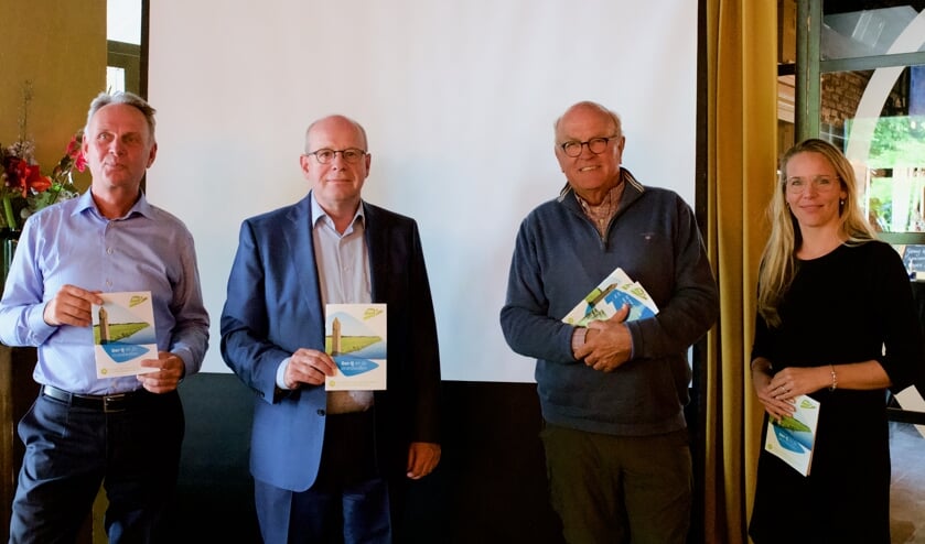 Vlnr: Rik Duijn, wethouder Fred Dellemijn, Dolf Balkema en Marjolein Bos.