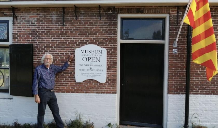 Bezoekers weten het Slotkwartier weer te vinden. Jan van Trigt staat ervoor.