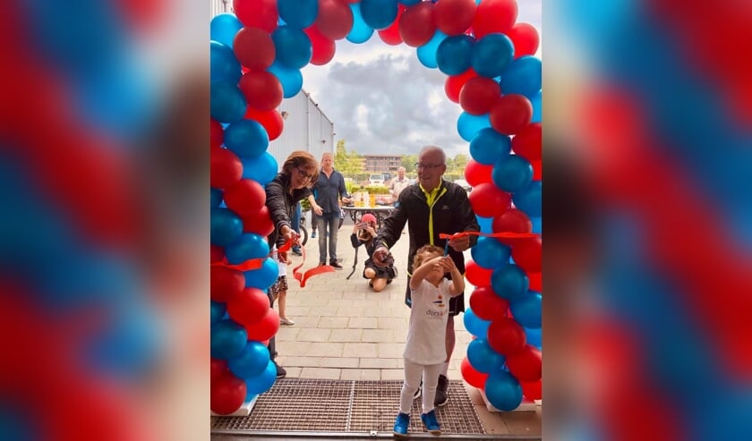 Het lintje werd door doorgeknipt door onze senior leden Jan en Conny en jongste leden Sam en Kealani.