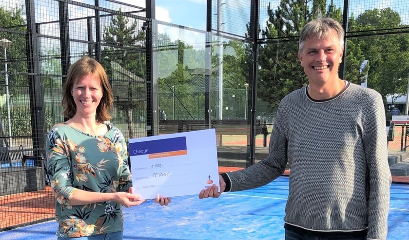 Ton Verberne neemt de cheque in ontvangst van Nienke Verweij van Rabobank Alkmaar e.o.