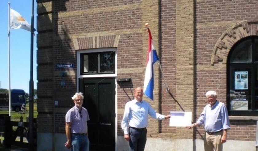 Uitreiking van de cheque door Jan Klaver midden, directeur Rabobank aan John Wissenburg rechts, Voorzitter en Co Bosschaart, secretaris.