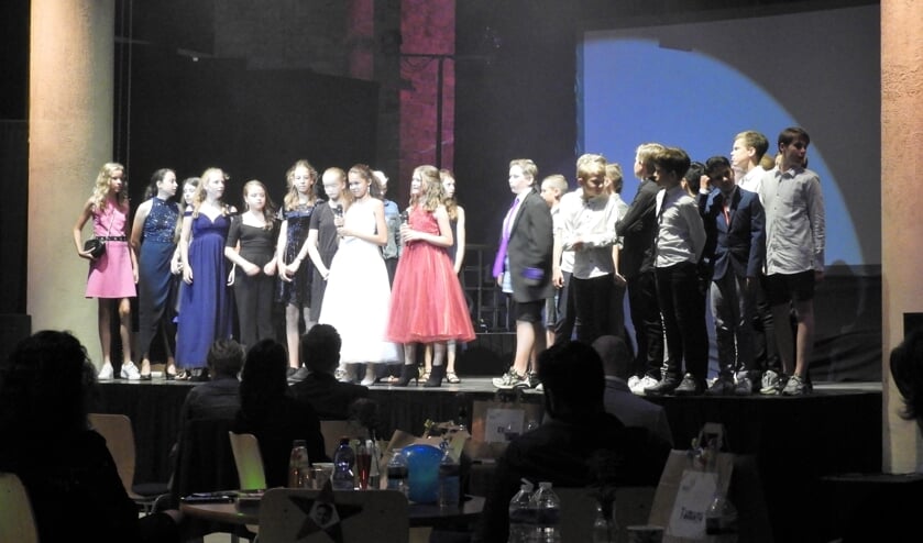 Feestelijke finale van de geslaagde première van ‘De Diamantroof’ in de Cultuurkoepel.