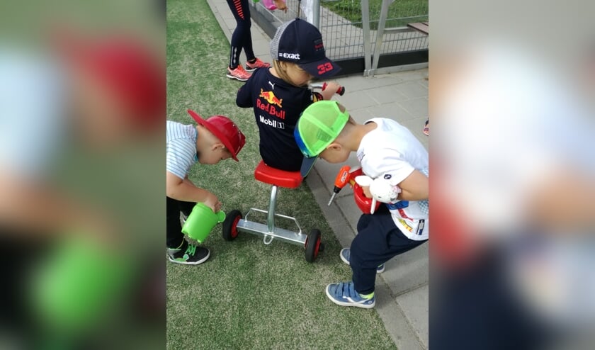 Peuters van De Windmolen spelen Formule 1 race na