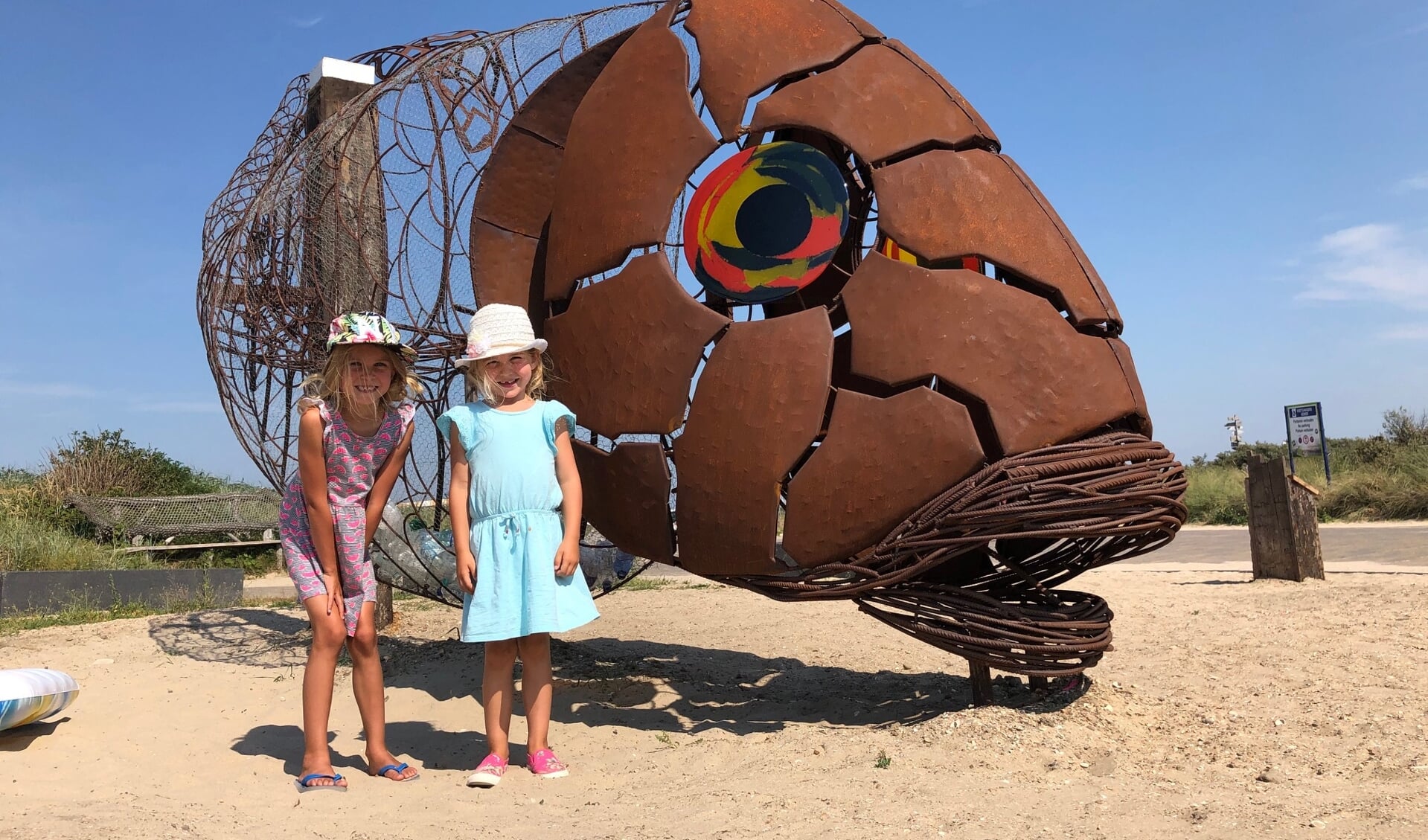 Femke (links) en Rosie, dochters van bedenker Suzanne Buis, mochten de CatchFish in de zomervakantie onthullen. 