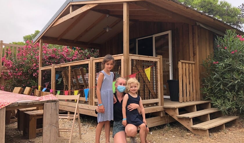 Sara met twee kindjes die op de camping verblijven.