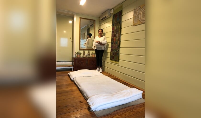 <p>Kung in haar massagestudio.</p>