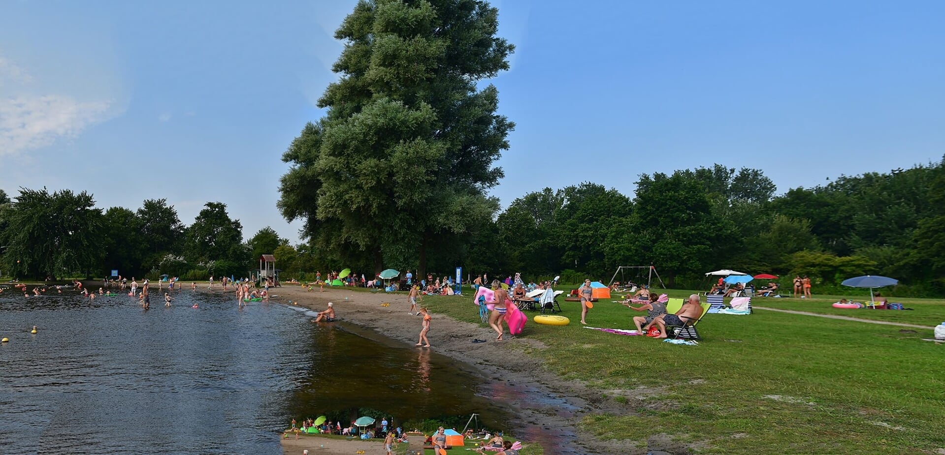 Het is 's zomers goed vertoeven langs het Uitgeestermeer.
