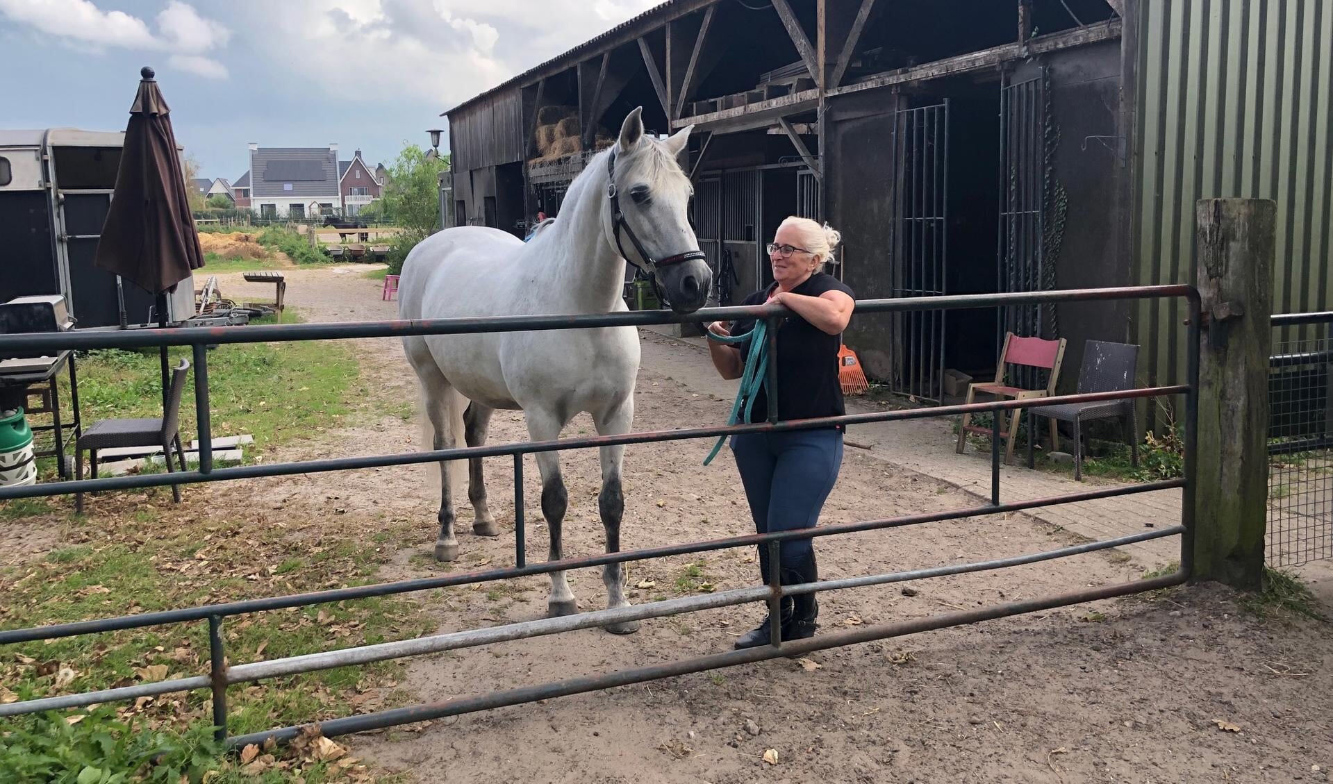 Jeannette Sprenkeling met haar paard voor de oude stallen.