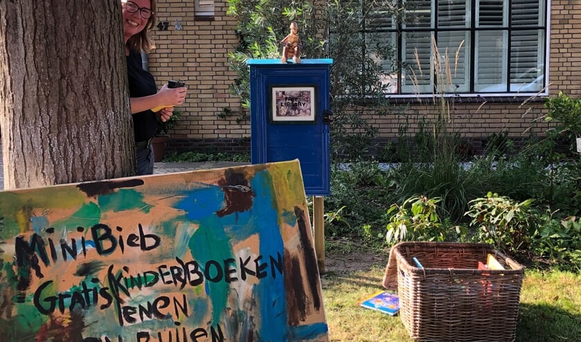 Sabina is trots op haar kinderzwerfboekstation.