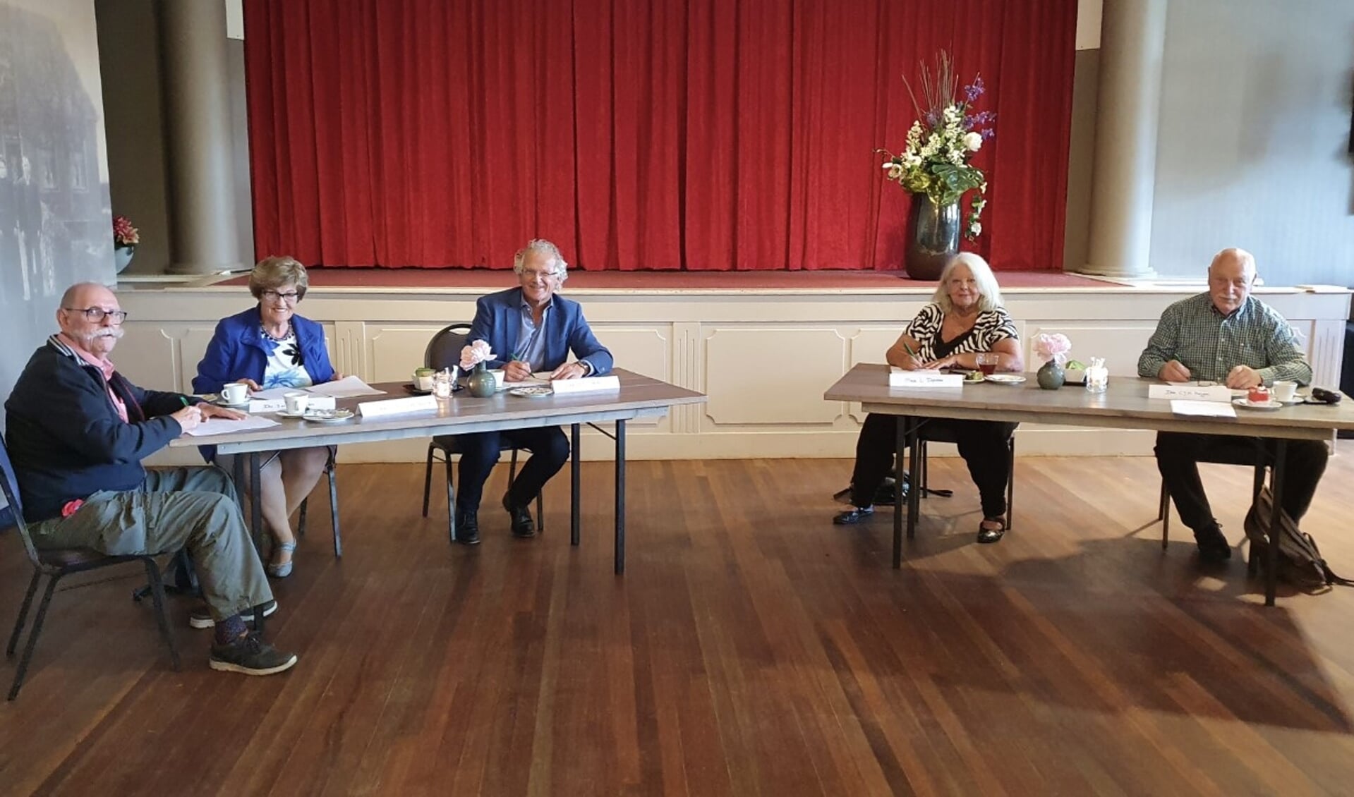 Op de foto v.l.n.r.: Jacques van Zuijlen (voorzitter HVU), Gerda Kuyper-Bruschke (voorzitter Li-Ak en Huurderskoepel), Dick Tromp (directeur-bestuurder Kennemer Wonen), Betty Dijkstra (voorzitter HVW), Kees Krijger (voorzitter SHOE) 