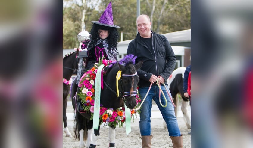 <p>Zivah Mieras met haar pony Shadow, kampioen Prix d’élégance.</p>