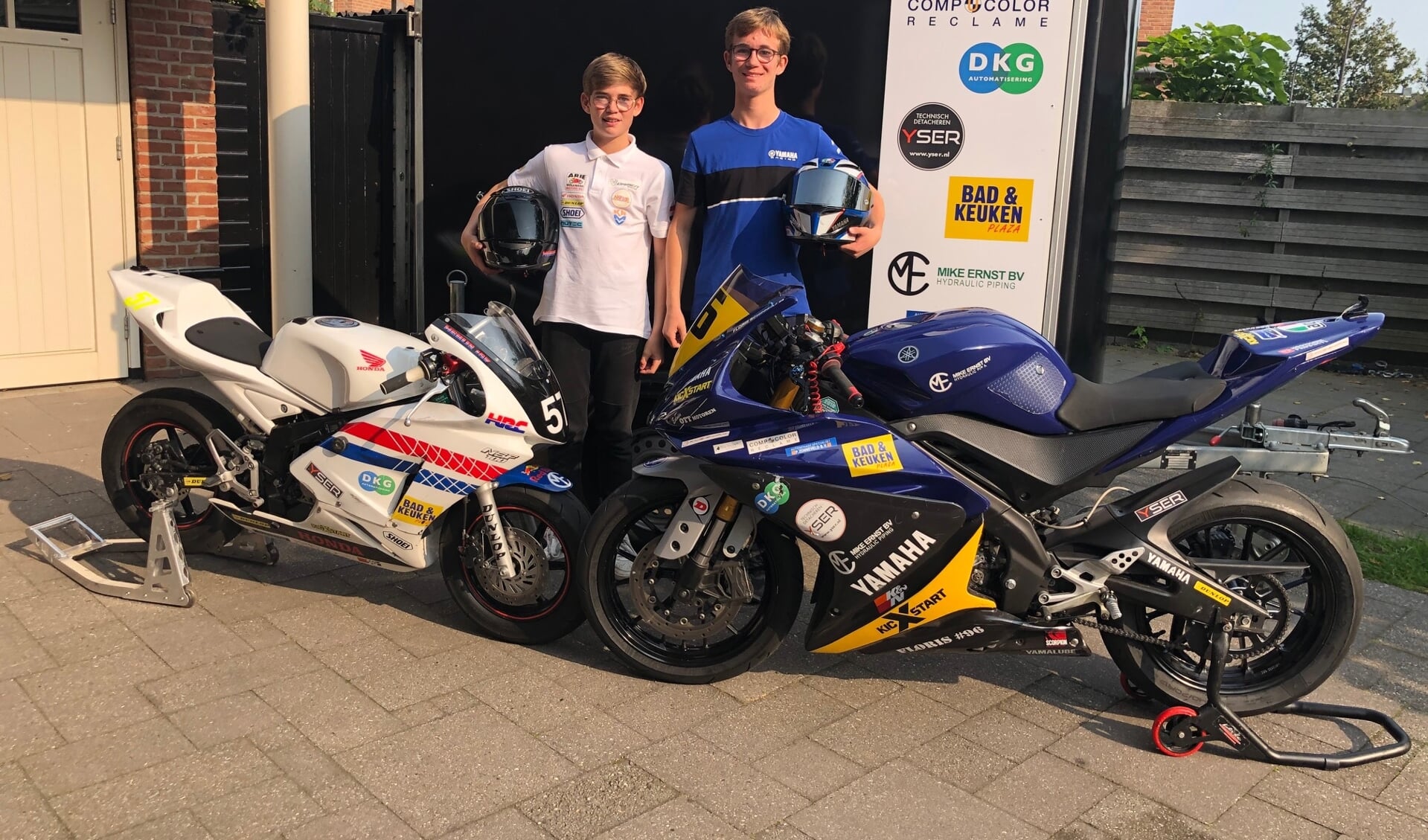 Merijn en Floris met hun motoren. 