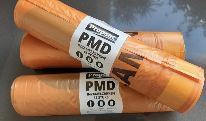 Heb je geen PMD-afvalzakken meer? Haal ze gratis op in het gemeentehuis of bij de afvalbrengstations.