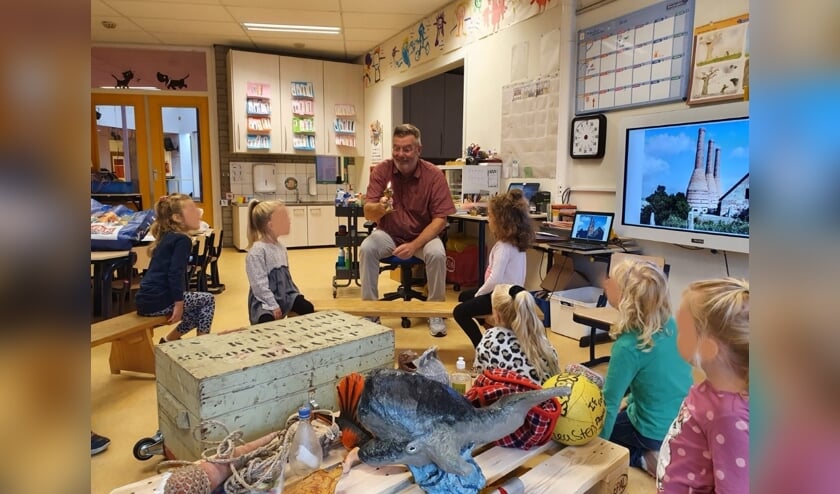 <p>Menno Twisk op bezoek bij de leerlingen van juf Anja en juf Nelleke van de Erasmusschool in Alkmaar bij de start van hun museumthema</p>