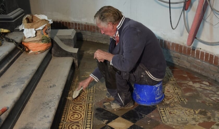 <p> Gerrit is onverstoorbaar tegeltje voor tegeltje het Liturgisch centrum aan het schoonkrabben</p>
