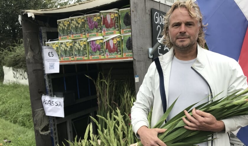 Bloementeler Joris van der Velden blijft bloemen langs de weg verkopen ondanks de vele diefstallen - NH Nieuws / Tom Jurriaans
