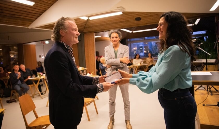 Wethouder Touria Meliani reikt de Koninklijke Onderscheiding uit aan Kees Scholten (links op de foto)