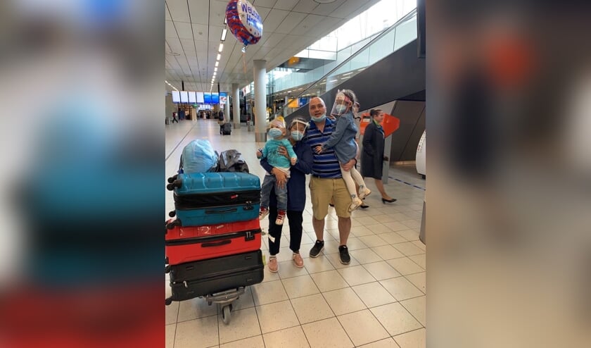 <p>De hereniging op Schiphol.</p>