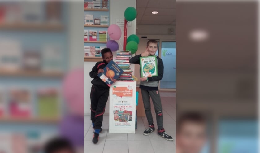 Foto Lameak (links) en Sander (rechts) bij Kinderzwerfboekstation in Geesterhage.