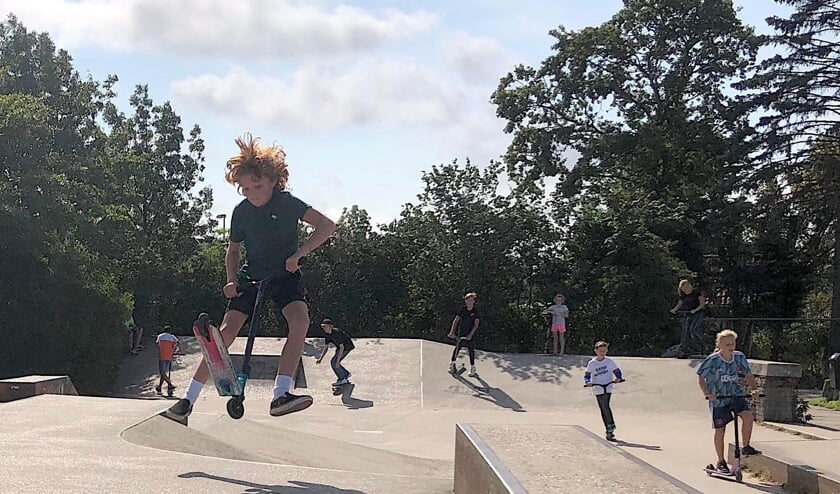 <p>Stuntsteppen is een rage op de skatebaan in Uitgeest.</p>