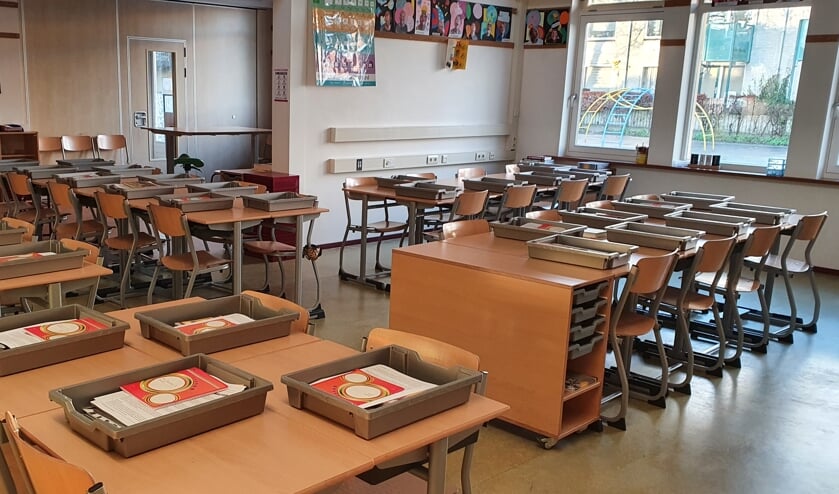 <p>In de lege klas staan de lades klaar om opgehaald te worden. </p>