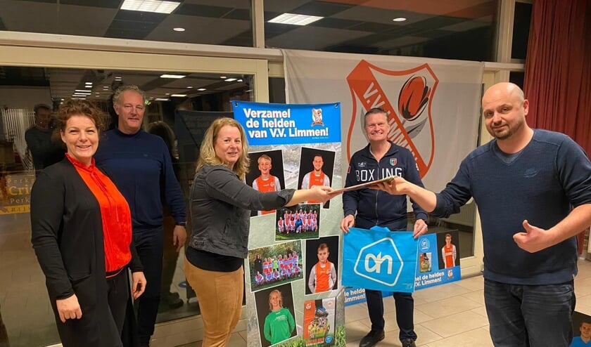 <p>Kees Dekker (rechts) overhandigt het plaatjesboek aan Wendy Glorie-Bonne van de organisatie van de voetbalplaatjesactie.</p>